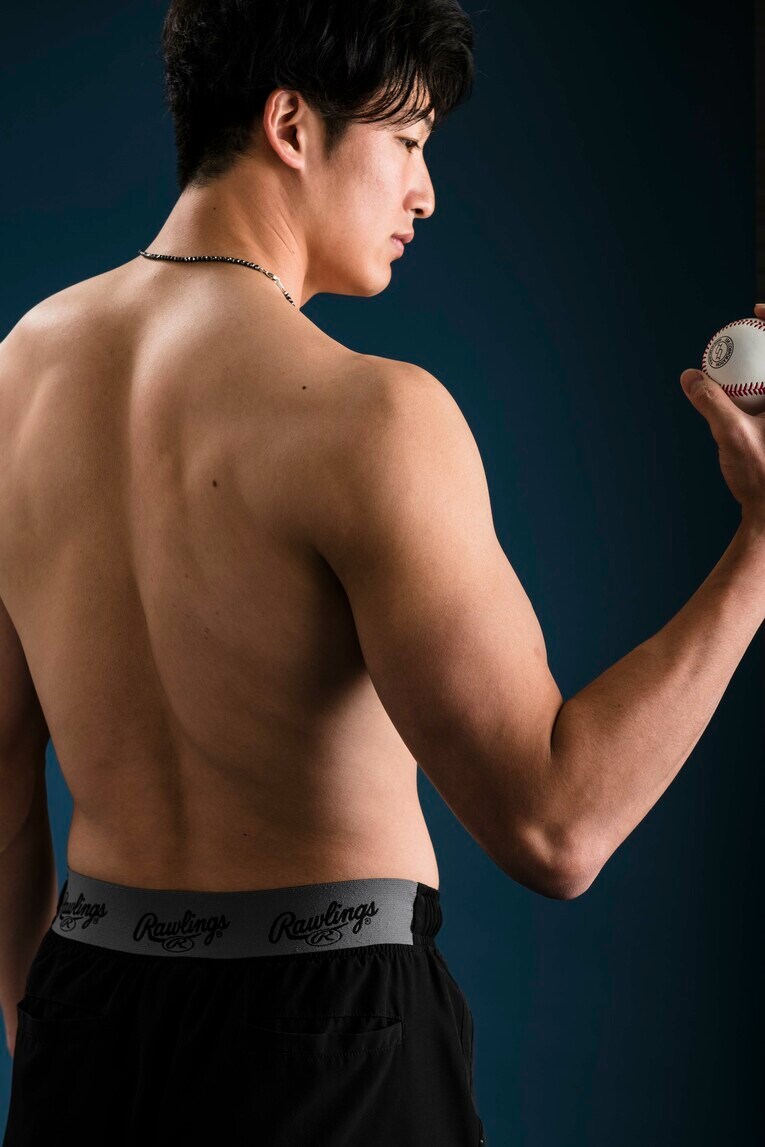 Number1066号「筋肉特集」に登場したオリックス山崎颯一郎（24歳）。自慢の部位は「肩周り」とのこと　©︎Kurashina Naohiro