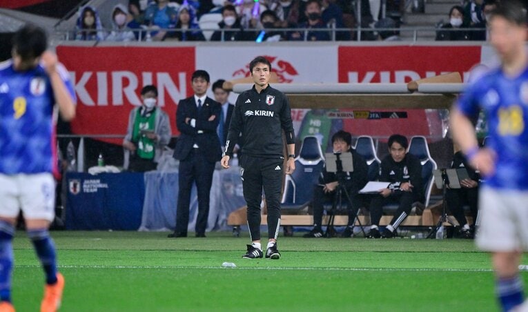 日本代表のコーチとして初の実戦となった前田遼一コーチ　©︎Takuya Nakachi/JMPA