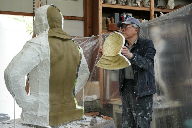 頭の部分の石膏を取り外された猪木像