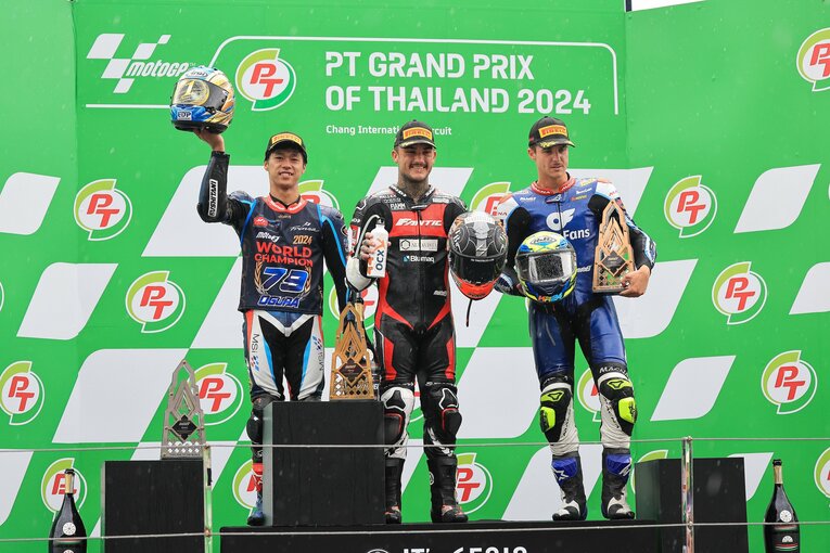 表彰台の小椋　©Satoshi Endo