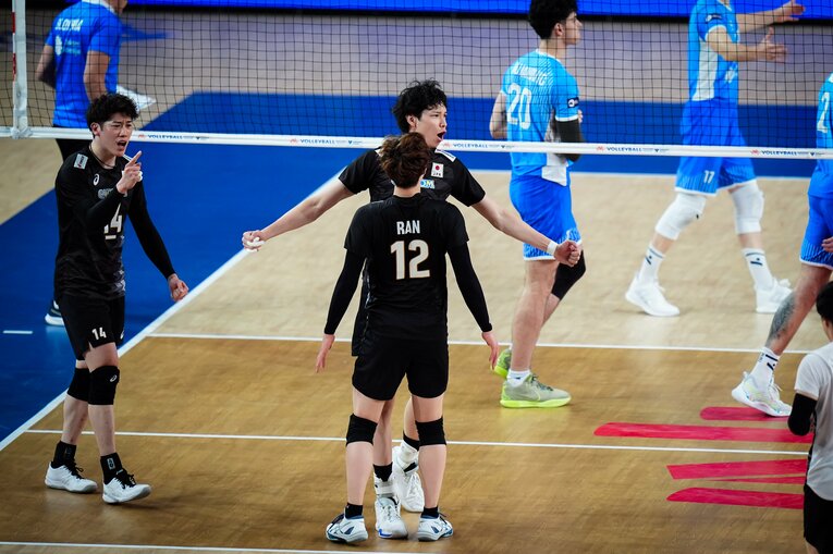 高橋藍、山内晶大（VNLスロベニア戦）　©︎Volleyball World