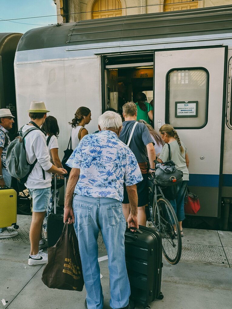 写真はマルセイユの駅で。出発する列車の入り口に群がる乗客たち　©Kiichi Matsumoto