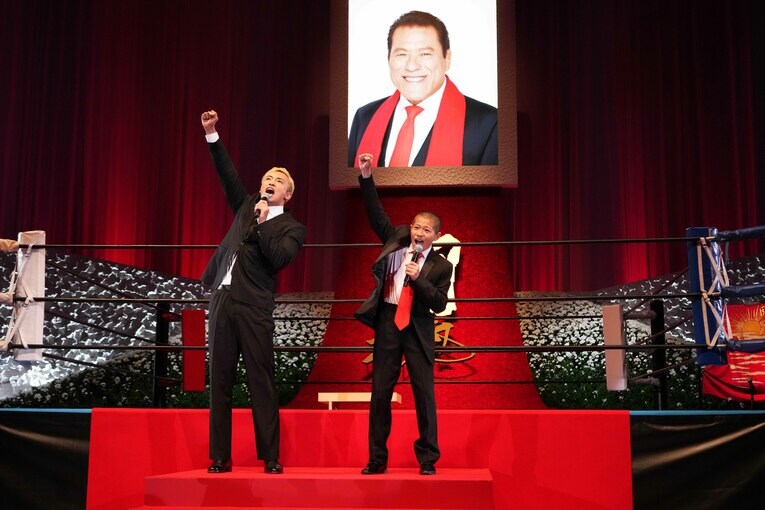 カダ・カズチカとともに「ダァー！」を叫ぶ猪木の孫・猪木尚登さん