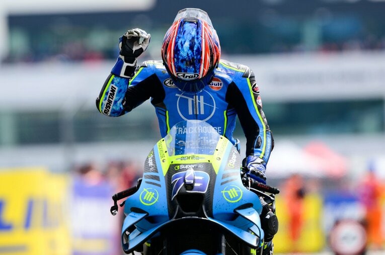 フランスGPで3位フィニッシュし、拳を突き上げる小椋 ／ photograph by Getty Images