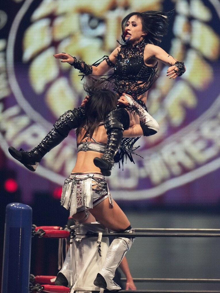 朱里にコーナーから落とされる上谷沙弥　©Essei Hara