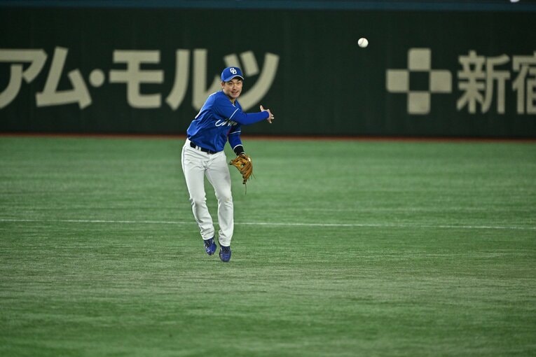 阪神から移籍の山本泰寛がショートを守るケースも…　©Hideki Sugiyama