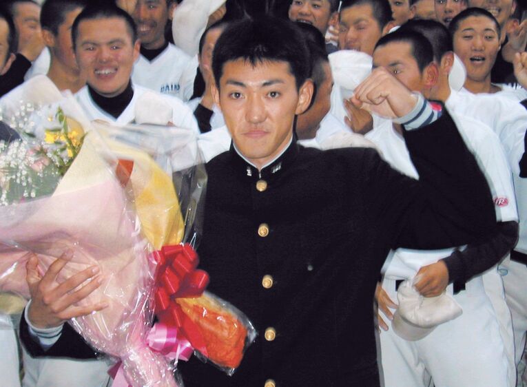 2000年ドラフト、横浜の1位指名を受け、ガッツポーズで喜ぶ大分工高時代の内川　©KYODO　