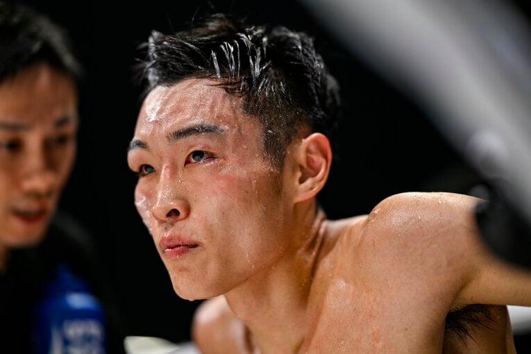 3ラウンド終了後。西田の右目はまだそこまで腫れていない　©Hiroaki Finito Yamaguchi