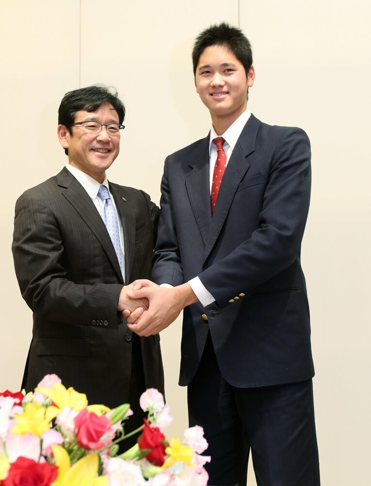 2012年12月9日、日本ハム入団を表明した大谷（右）と握手する栗山監督　©JIJI PRESS