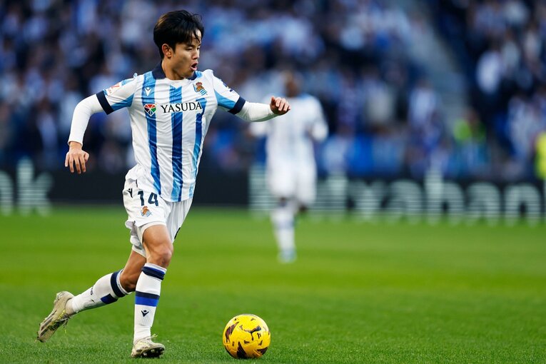 悔しそうにユニフォームを噛む久保建英の足にテーピングが…“過密日程のち不運ドロー”の翌日「仏紙のCLソシエダ注目選手」になっていた(6)