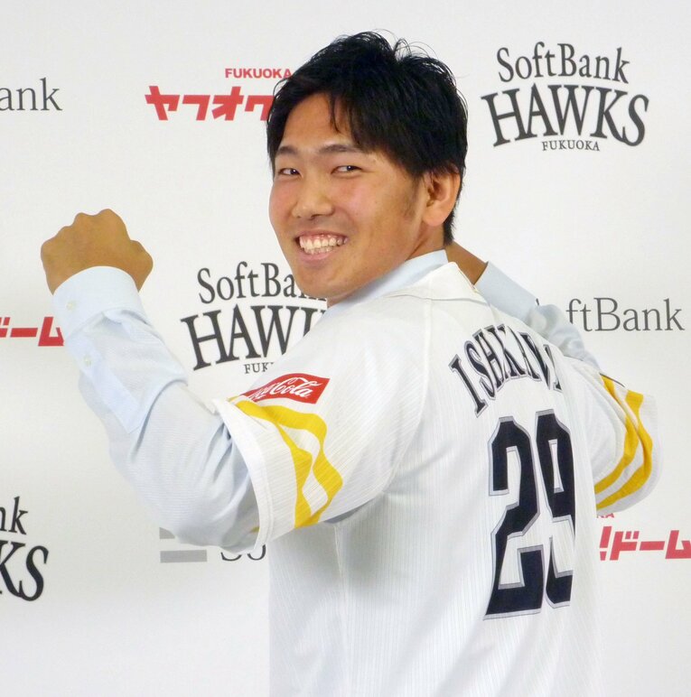 2016年、育成契約から支配下契約になりポーズをとる石川　(C)KYODO