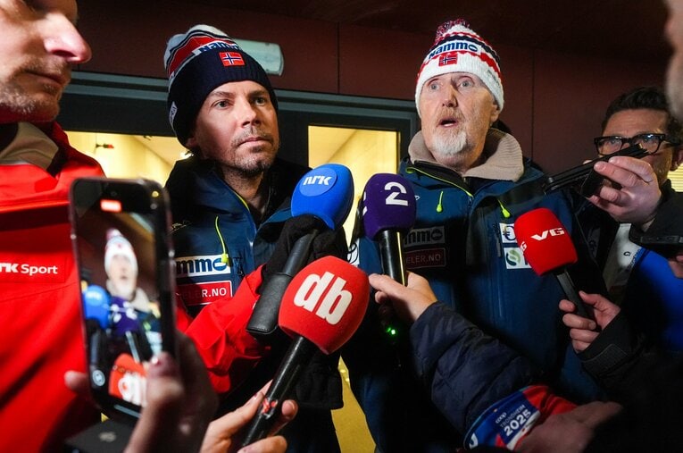 スーツ不正が発覚し、現地メディアに囲まれるノルウェー代表の首脳陣。スキージャンプ界に激震が走った　©JIJI PRESS