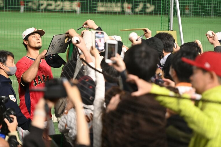 登板予定のなかったオーストラリア戦でもサイン対応　©Naoya Sanuki
