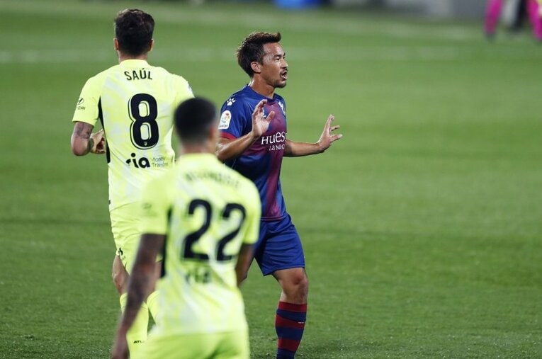 代表復帰・岡崎慎司がスアレスと熱い握手＆ウエスカを鼓舞！ vs.アトレティコ新着写真を見る(6)