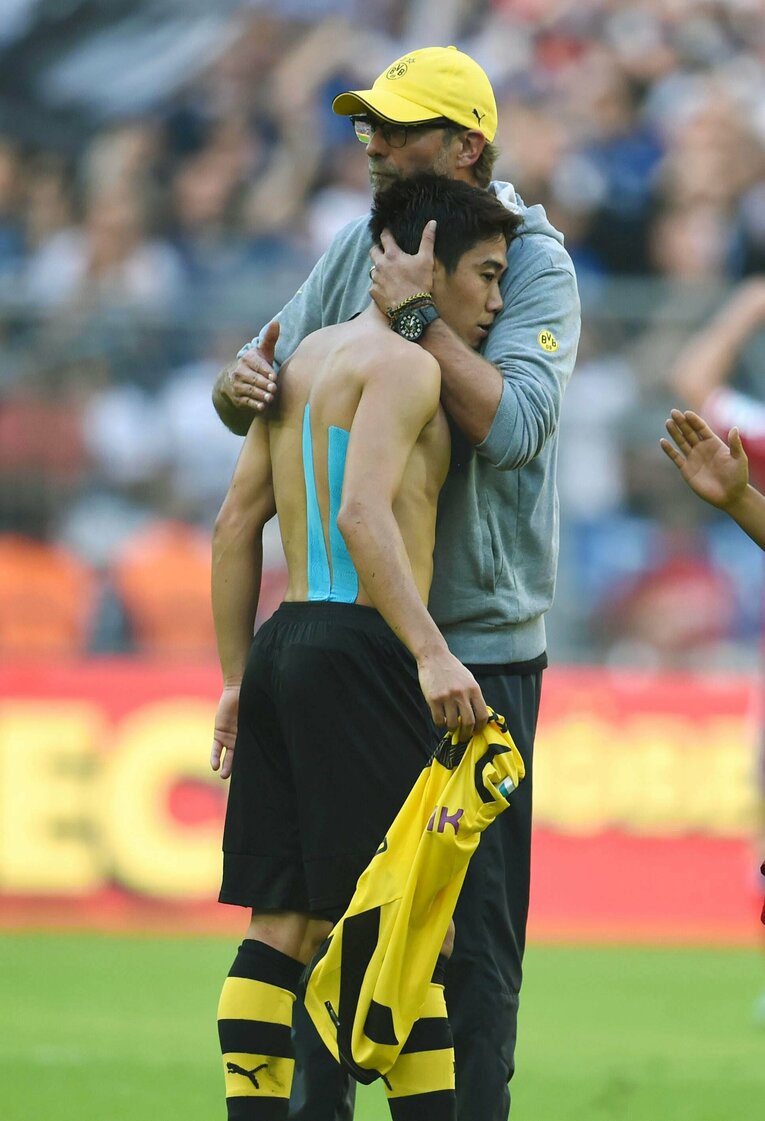 ドルトムント時代、香川真司をハグするクロップ監督　©Getty Images