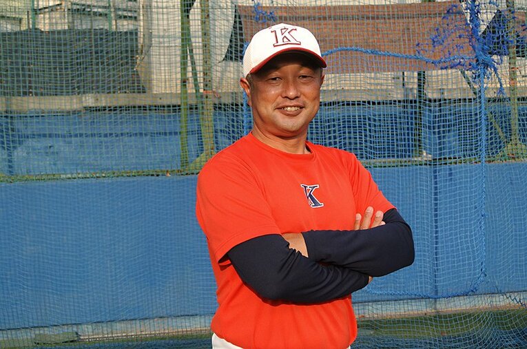 東都大リーグ春秋連覇を達成した國學院大・鳥山監督。先日の明治神宮大会では初優勝を達成する中央学院大に敗れたものの、準決勝まで駒を進めた ／ photograph by Shinichi Uehara