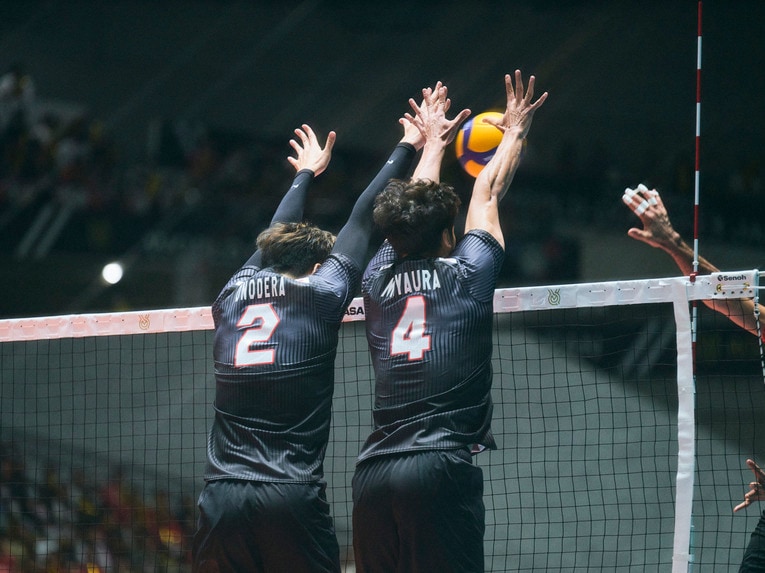 今大会はピンチブロッカーとしての出番も多い宮浦（右）©︎Yuki Suenaga