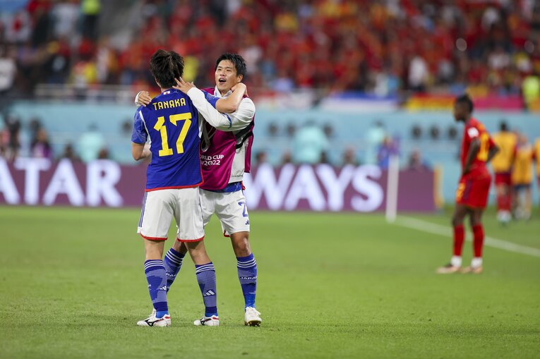 VARのチェックが入り、田中碧の逆転ゴールが認められたシーン　©Kaoru Watanabe/JMPA