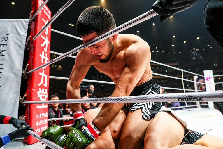 テンプルを狙いすまして放ったストレート軌道のパウンド（3枚目／全3枚） ©RIZIN FF Susumu Nagao