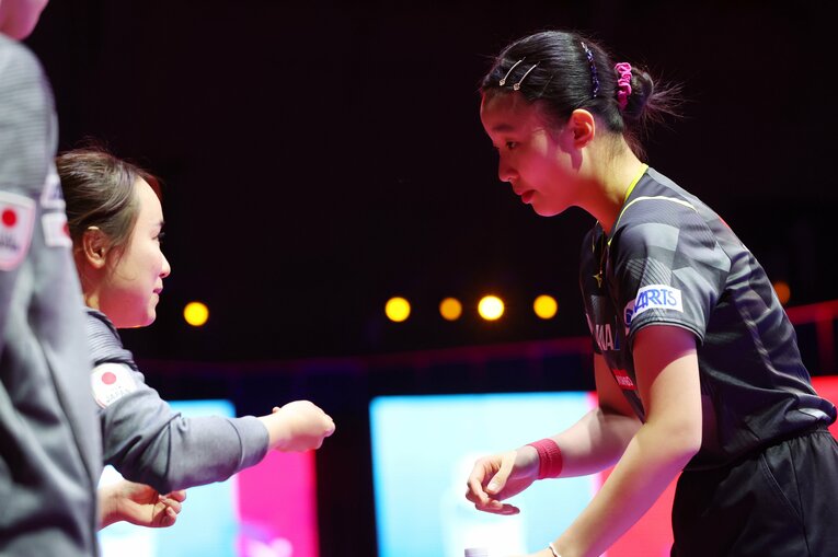世界卓球決勝の中国戦で張本美和にアドバイスを送る伊藤美誠　©AFLO