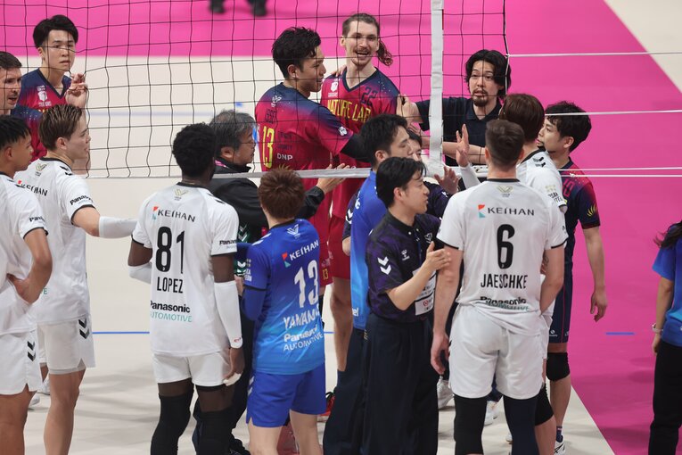 スタッフらが仲裁に入るほどヒートアップし、試合は一時中断。会場にも異様な空気が漂っていた　©︎SV.LEAGUE