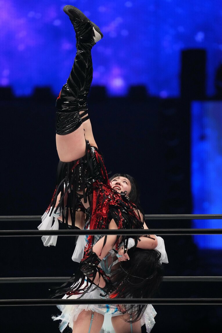 上谷沙弥を持ち上げる玖麗さやか　©Masashi Hara