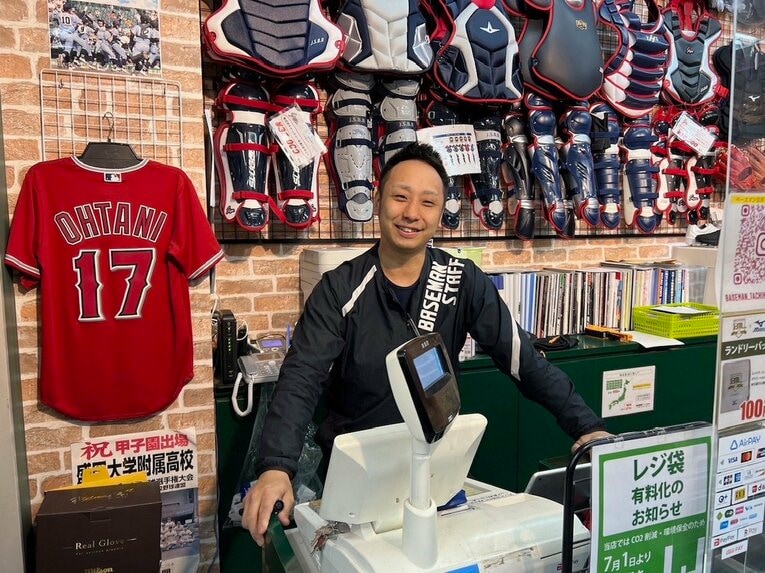 野球専門店・ベースマン立川店のカリスマ店長、星徹弥さん。「2.0超えの野球用具視力を持つ男」の異名を持つ