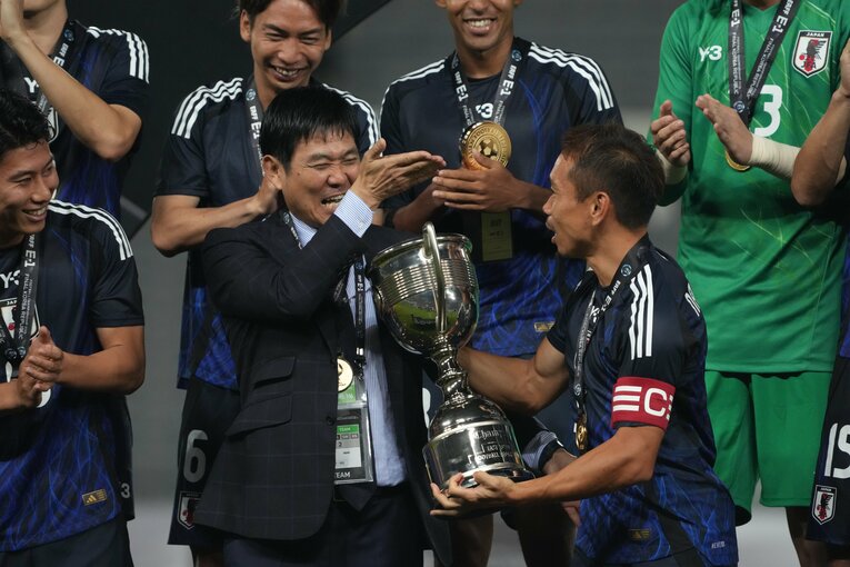 E-1選手権で3度目の優勝を飾った後の長友佑都と森保監督　©Getty Images