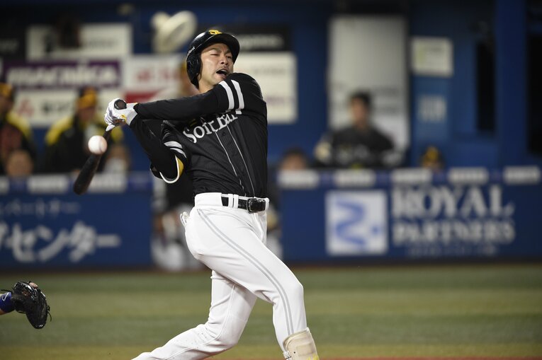 柳田悠岐の豪快なフルスイング　©Hideki Sugiyama