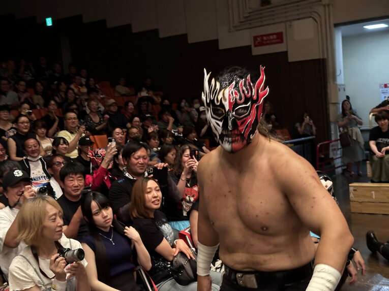 スワイプすると「エル・デスペラードvs葛西純」など激闘写真をご覧になれます　©Norihiro Hashimoto