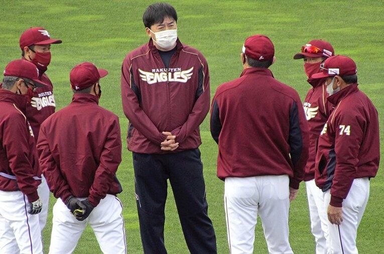 楽天の指導陣とコミュニケーションをとる石井一久監督。夏場以降に停滞しがちな楽天を変えるような采配、人事を見せられるか ／ photograph by Kyodo News