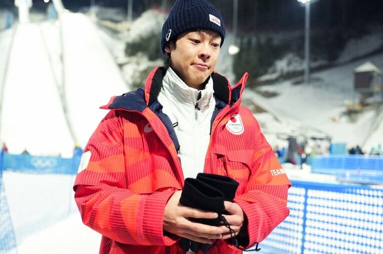 スーパーチームで3回目のジャンプを飛ぶことができなかった小林陵侑 ／ photograph by Tsutomu Kishimoto／JMPA