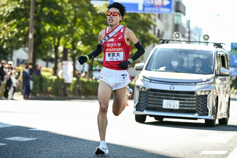 102回大会復路9区を力走する尾崎仁哉。彼ら4年は卒業したが、新1年たちはどれくらい成長を見せられるか　©Nanae Suzuki