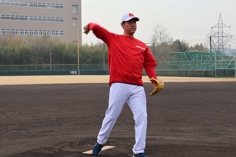 投球フォームは元プロらしい本格派　©Fumi Sawai