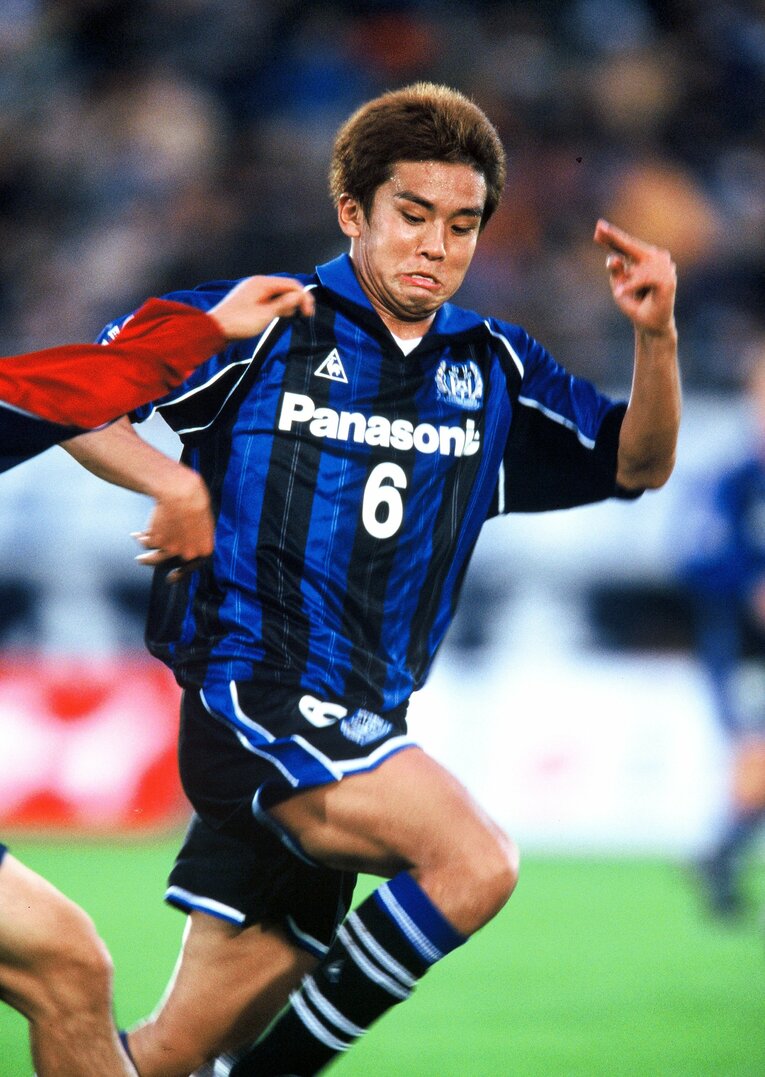 ガンバ大阪でプレーする稲本潤一（2000年）　©Hideki Sugiyama