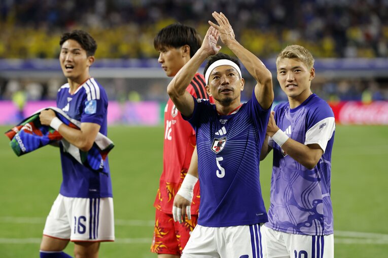 【スウェーデン戦】ついにピッチに立った39歳の長友佑都　©Atsushi Tokumaru