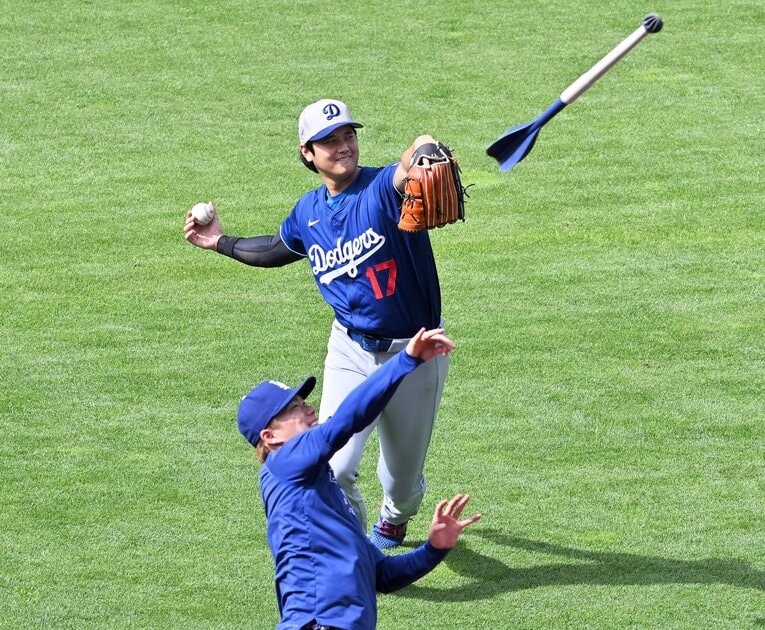 本家やり投げとモノマネ（※右にスワイプすると「ドジャースで愛されるショウヘイ」レア写真の数々をご覧になれます）　©JIJI PRESS