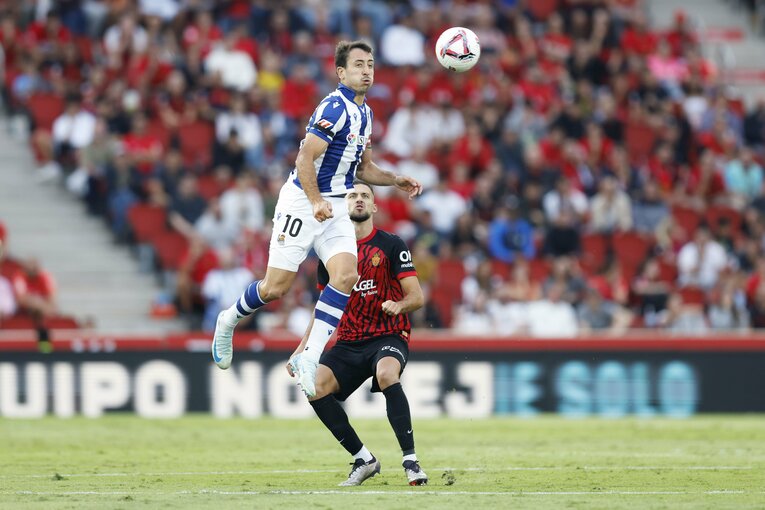 「久保建英と浅野拓磨が笑顔で握手」4年ぶり日本人対決で敗戦にイラ立っても久保がスペイン語で語った「荷車を引くんだ」…カメラマンが見た事実(3)