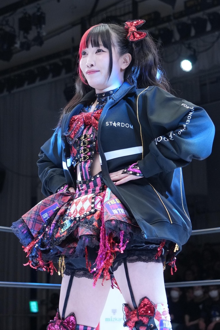 スターダムのジャージーを着た伊藤麻希　©Essei Hara