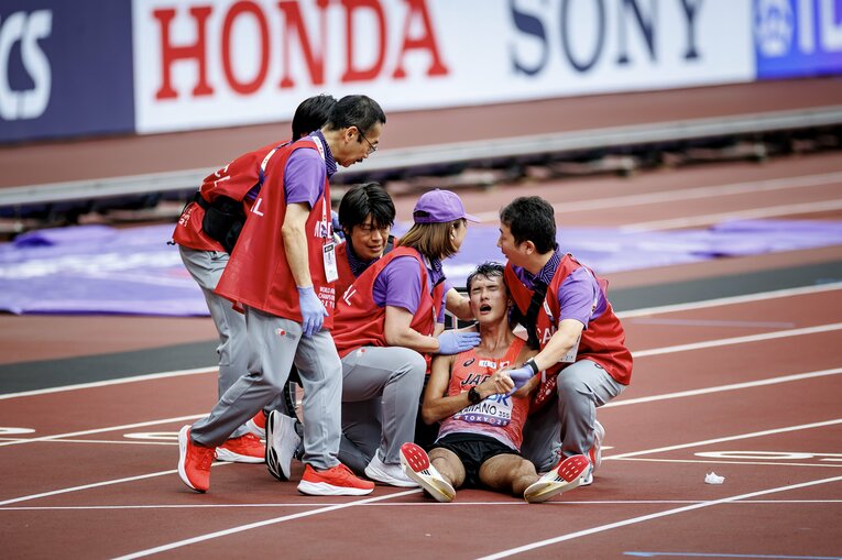 レース後、競技場とファンに一礼した後、痙攣で倒れた川野　©Kiichi Matsumoto
