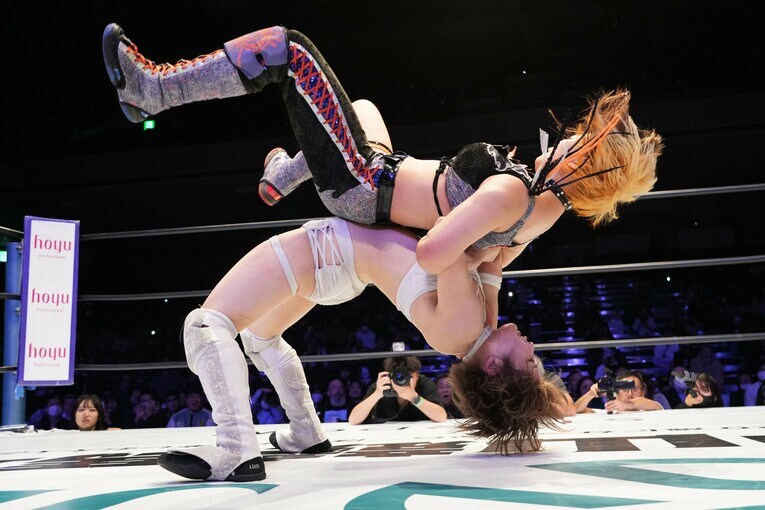 豊田真奈美から直伝されたジャパニーズオーシャン・スープレックスホールド　©Essei Hara