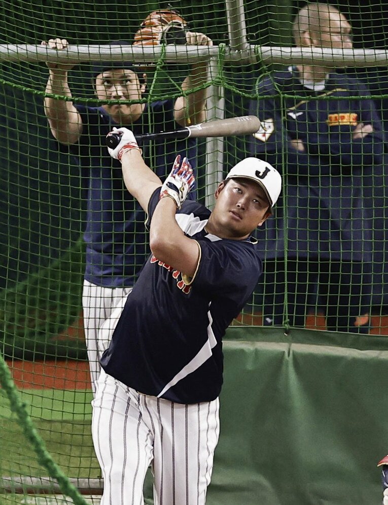 村上宗隆のフリーバッティングを見守る大谷翔平（写真左奥）。2人はペアを組んでいる　©KYODO
