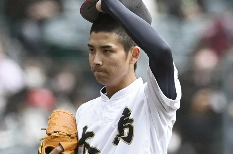 プロ野球スカウトも注目する大野稼頭央（大島高〔鹿児島〕・175cm68kg・左投左打） ／ photograph by KYODO