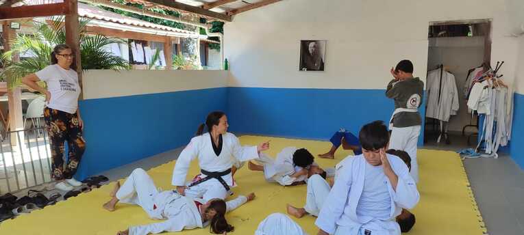 指導する裕子さん。左は、貧困家庭の子供たちを援助するNGOを運営するマルシアさん　©Hiroaki Sawada