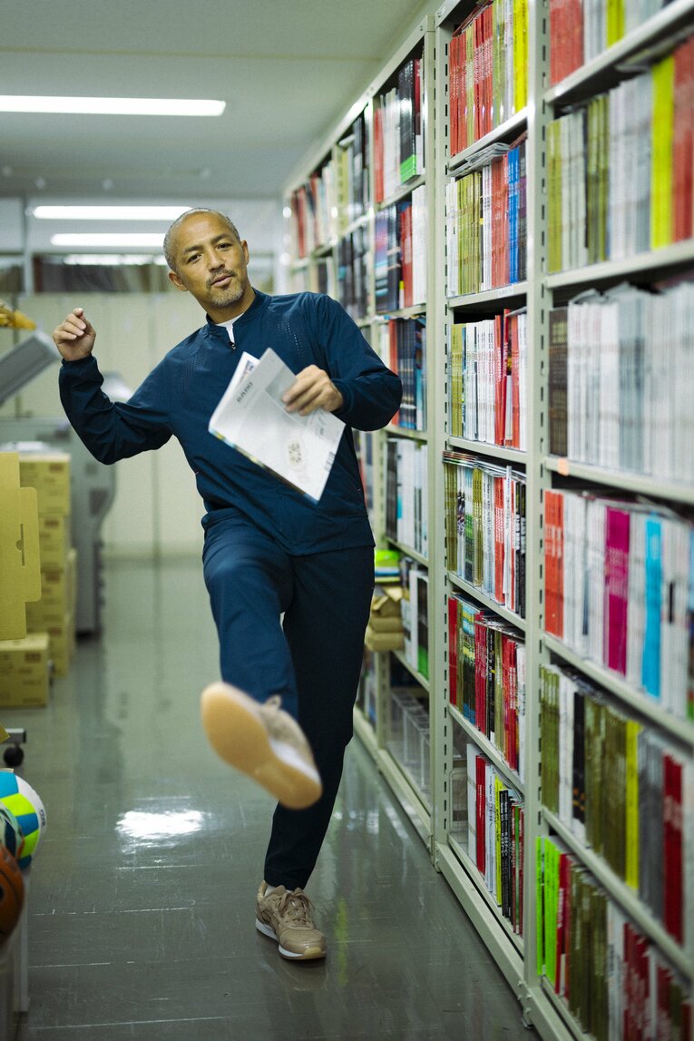 かつて自分が登場した「Number」を読み、「こんなフォームで蹴ってたんだ」と驚きつつ、すぐに試してみる　©Tomosuke Imai
