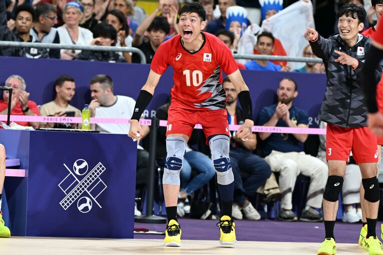 ベンチからチームを盛り上げる高橋健太郎　©︎Naoya Sanuki/JMPA