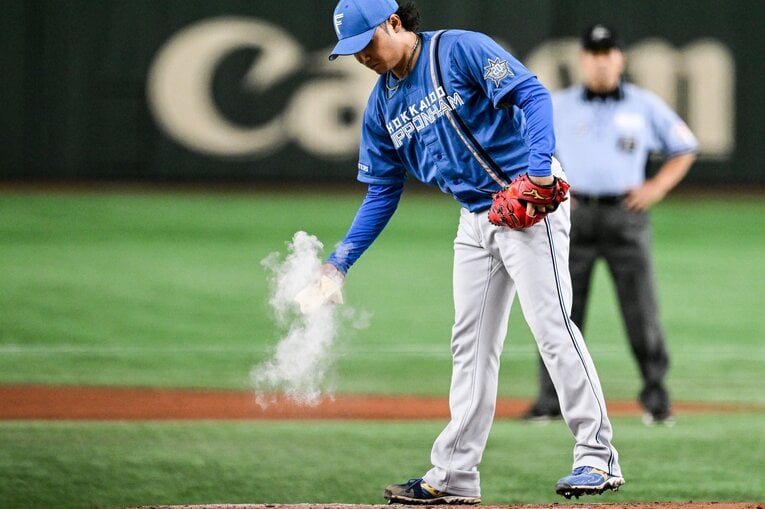 トレードマークにもなったロジンをたっぷり手に取る伊藤　©︎Nanae Suzuki