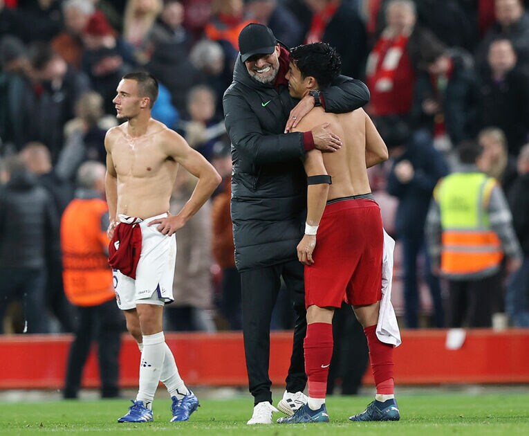 試合後、遠藤航を優しく抱きしめるクロップ監督　©Getty Images