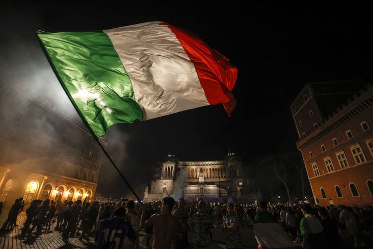 優勝を決めた夜、イタリア各地の街中で若者たちが大騒ぎした©Getty Images