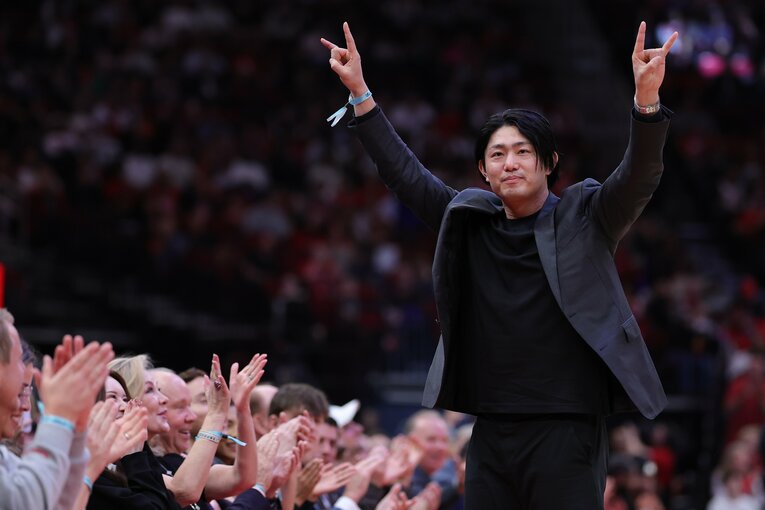 NBA観戦では、入団会見にも伴った妻と、アストロズのオーナー夫妻とともにコート最前列の特等席で観戦　©Getty Images